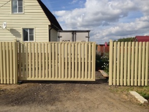 Ворота откатные из евроштакетника - пример 12 фото в Тимашёвске