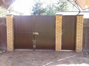 профнастил с распашными воротами - пример 11 фото в Тимашёвске