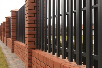 Забор из евроштакетника с кирпичными столбами 20 соток фото в Тимашёвске