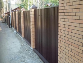 Забор из профнастила с кирпичными столбами 72 метра фото в Тимашёвске