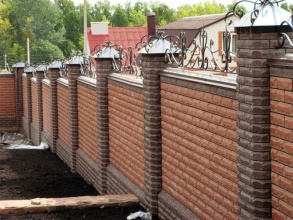 Кирпичный забор с ковкой  300 метров фото цена под ключ