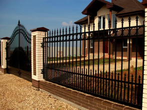 Сварные заборы с кирпичными столбами 12 метров фото в Тимашёвске