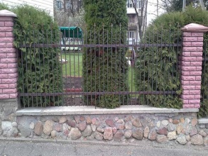 Сварные заборы с кирпичными столбами 80 метров фото в Тимашёвске