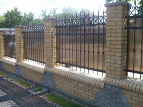 Кирпичный забор с ковкой  80 метров фото недорого под ключ