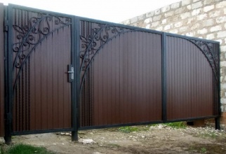 Распашные ворота из профнастила - пример 1 фото в Тимашёвске